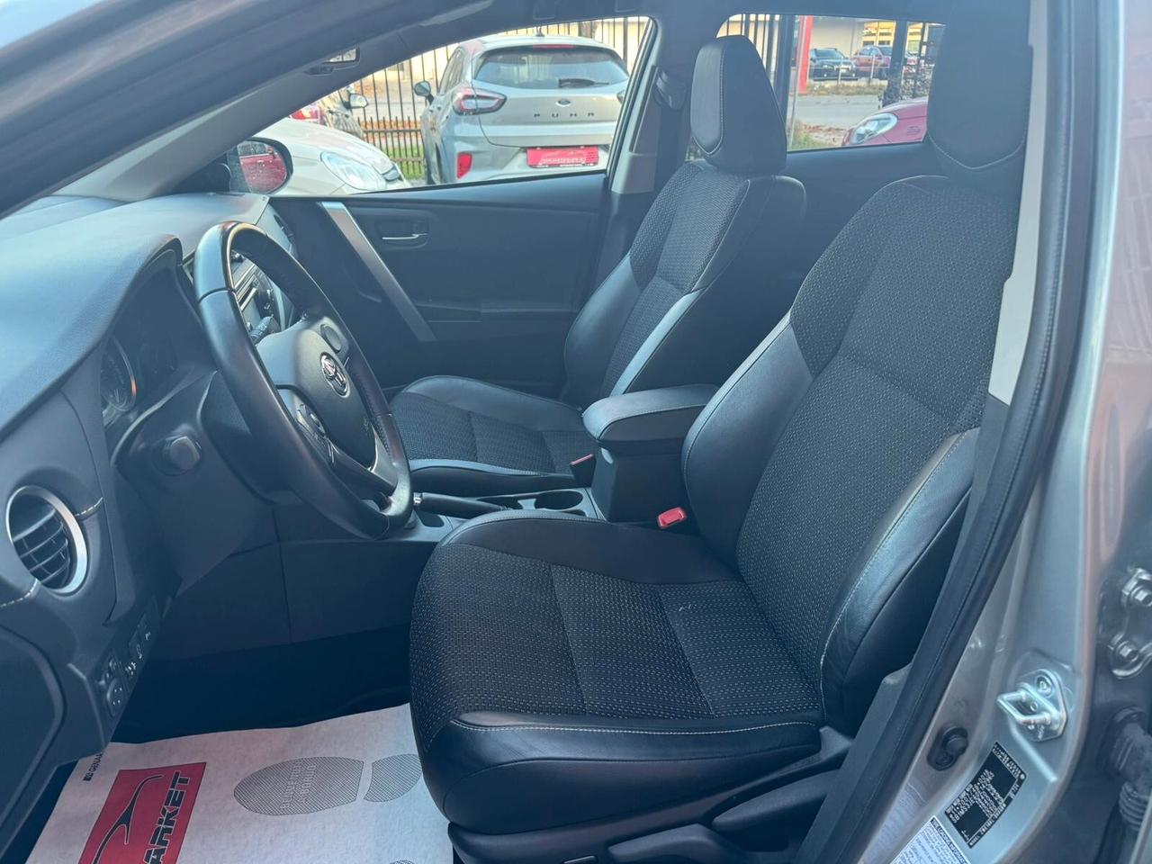 Toyota Auris 1.8 Hybrid Lounge