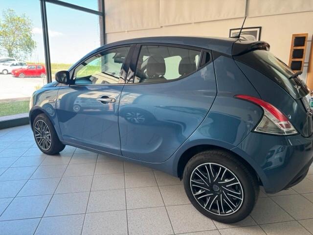 Lancia Ypsilon Hybrid by Alberta Ferretti soli 35000 km. telecamera post.