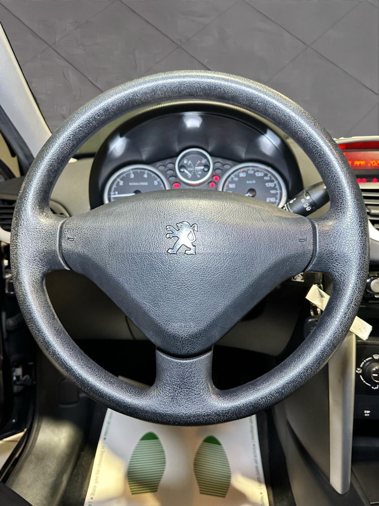 Peugeot 207 1.4 8V 75CV 5p. SPECIAL EDITION