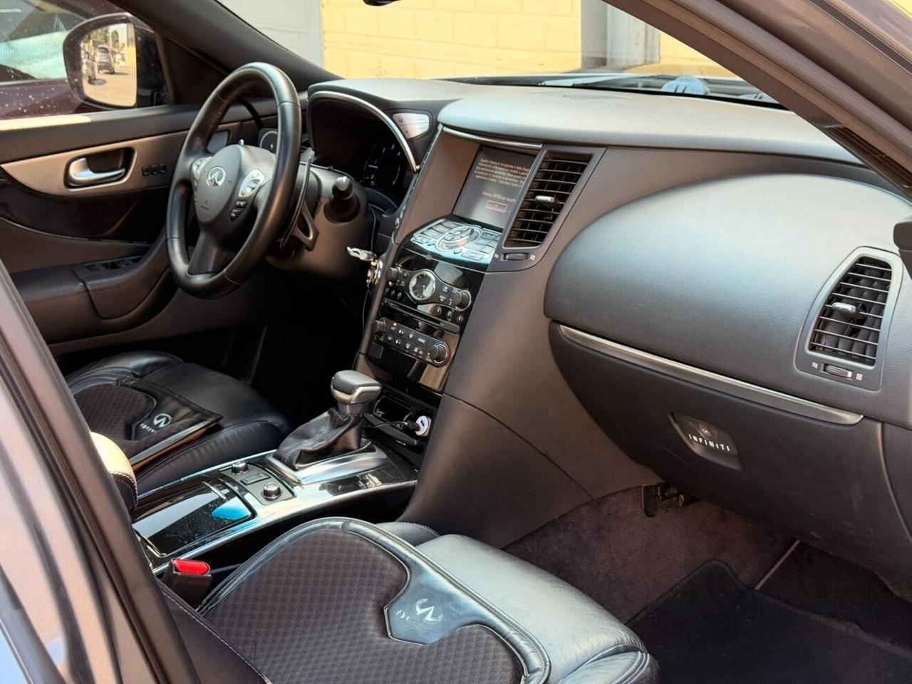 Infiniti QX70 3.0 diesel V6 AT Ultimate