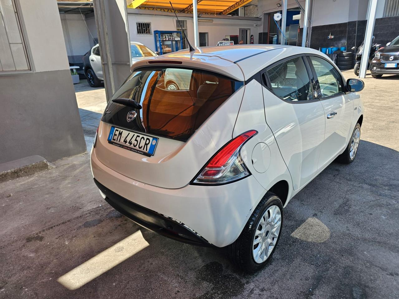 Lancia Ypsilon 0.9 TwinAir 85 CV 5 porte Metano Ecochic Silver