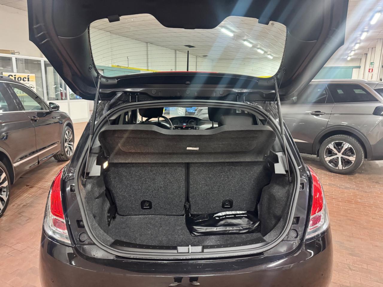 Lancia Ypsilon 1.0 FireFly 5 porte S&S Hybrid Ecochic Silver