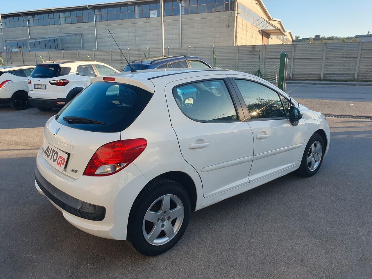 Peugeot 207 1.4 HDi 70CV 5p. Neopatent 2011
