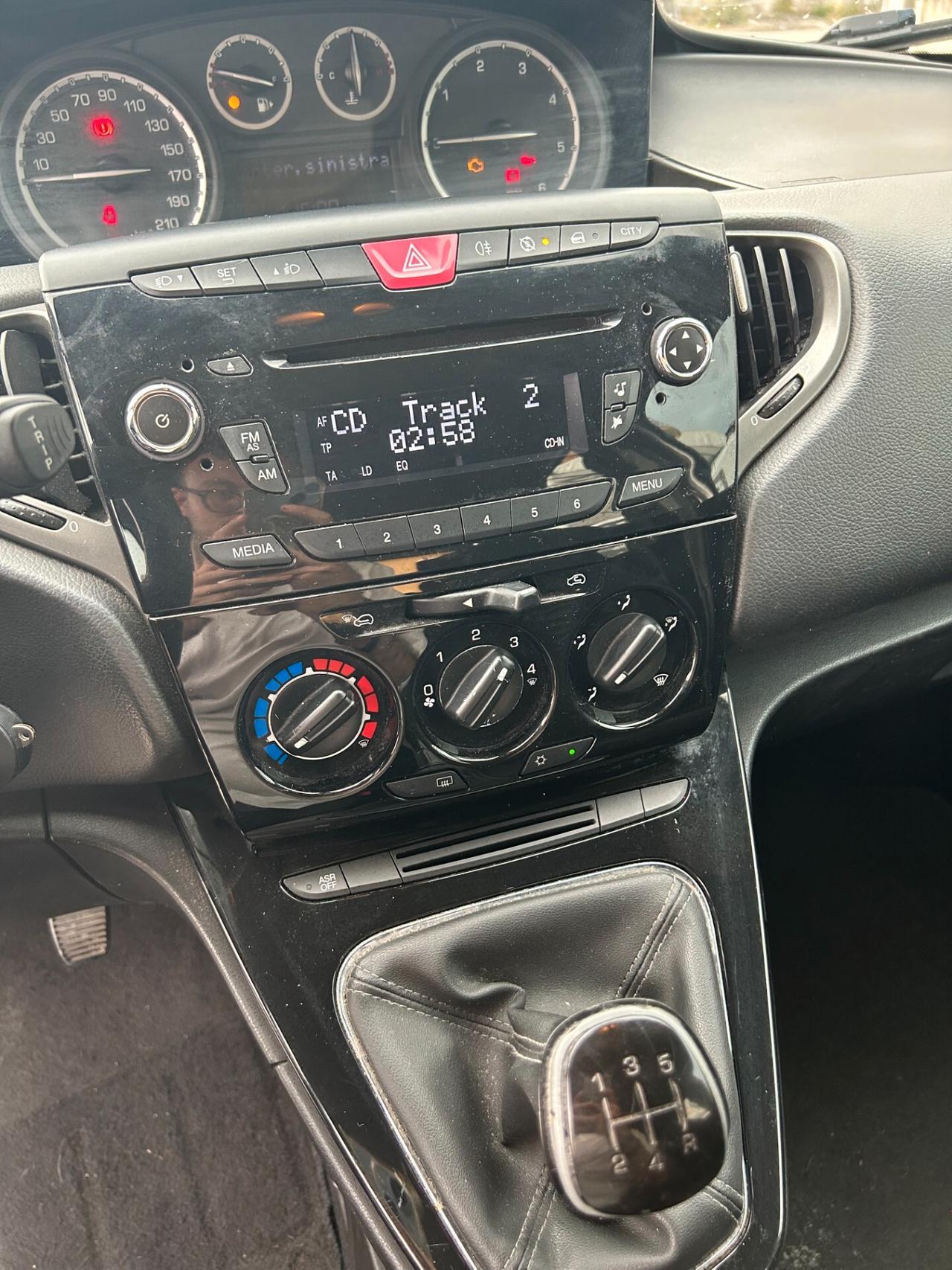Lancia Ypsilon 1.3 MJT 95CV 5P
