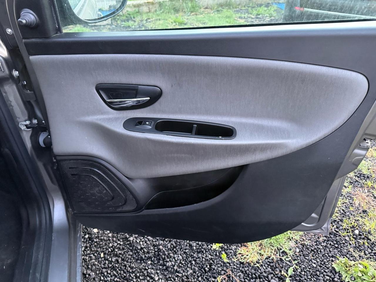 Lancia Ypsilon 1.2 69 CV 5 porte S&S Platinum