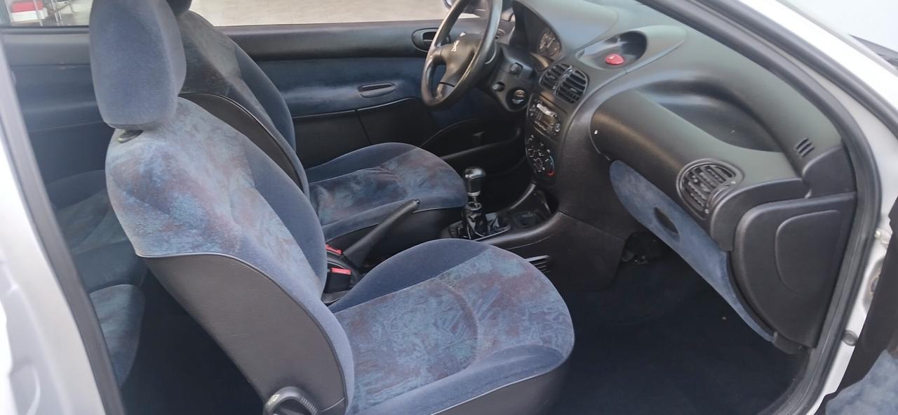 Peugeot 206 1.pochi km neopatentati