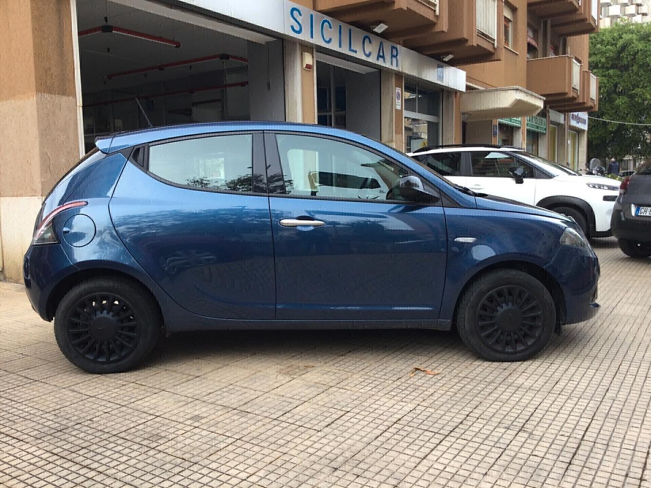 Lancia Ypsilon 1.0 FireFly 5 porte S&S Hybrid Ecochic Silver