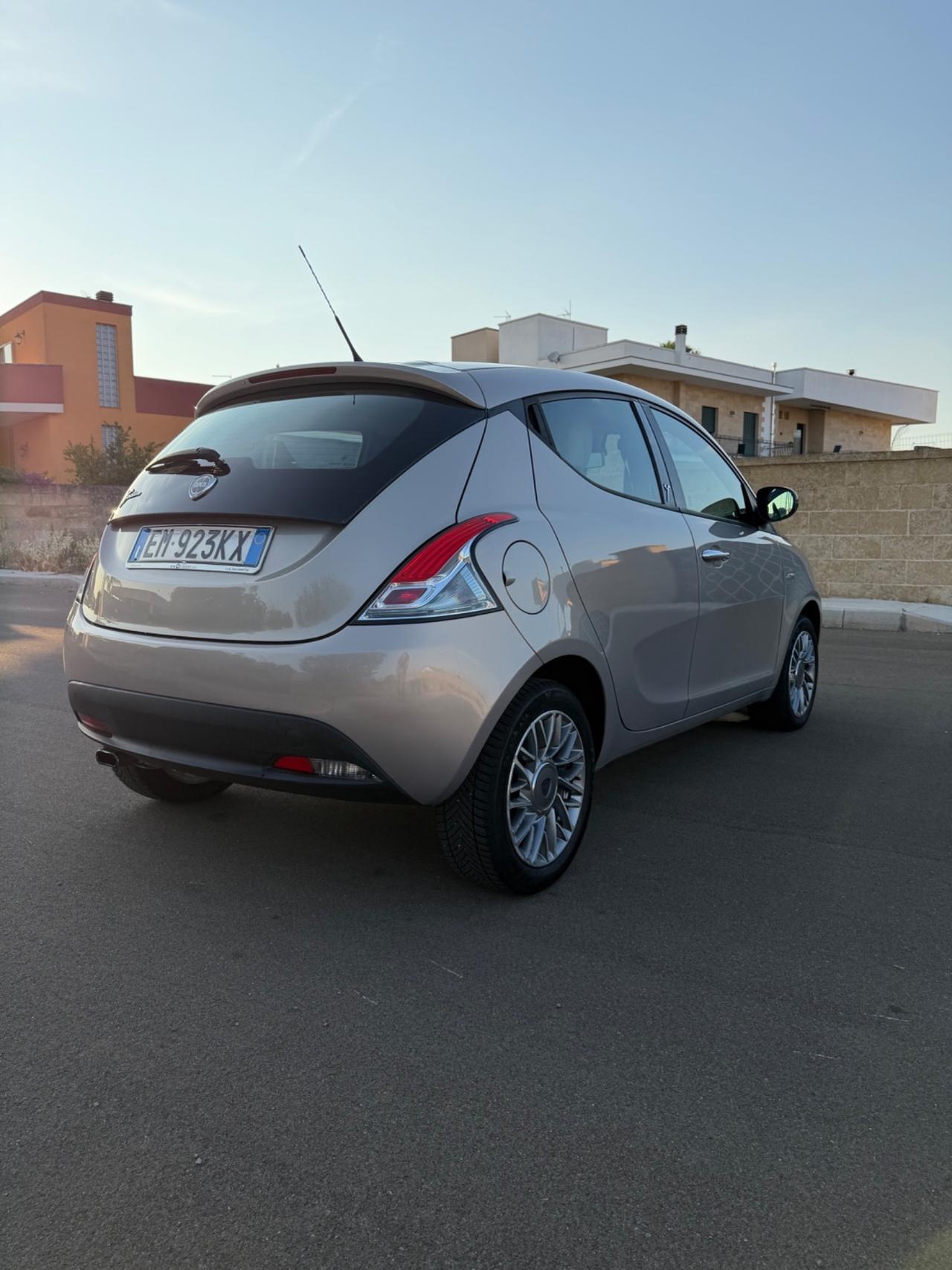 Lancia Ypsilon 1.2 69 CV 5 porte S&S Silver