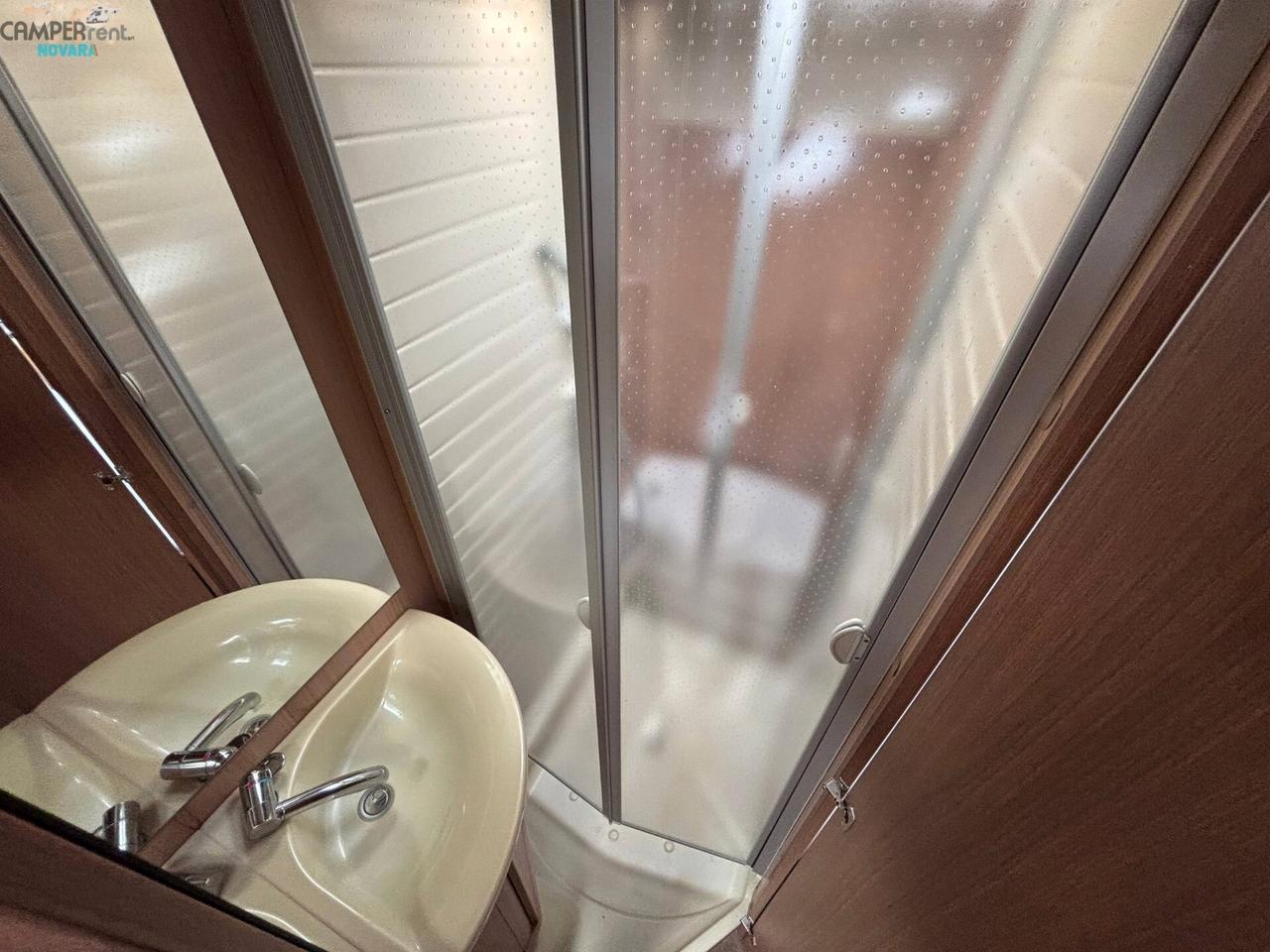 BÜRSTNER TRECENTO 465TS - ROULOTTE CON LETTO MATRIMONIALE ALLA FRANCESE IN CODA