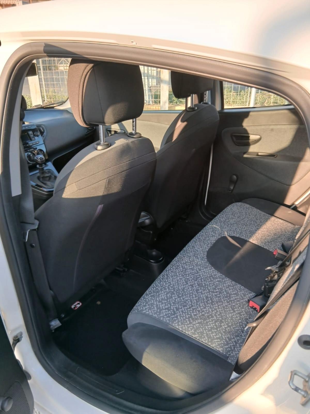 Lancia Ypsilon 1.0 FireFly 5 porte S&S Hybrid Ecochic Silver