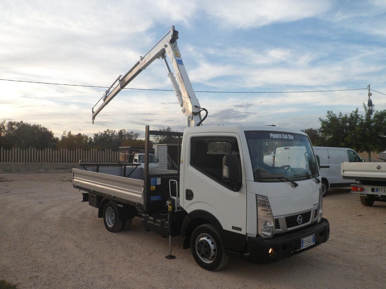 Nissan cabstar cassone con gru
