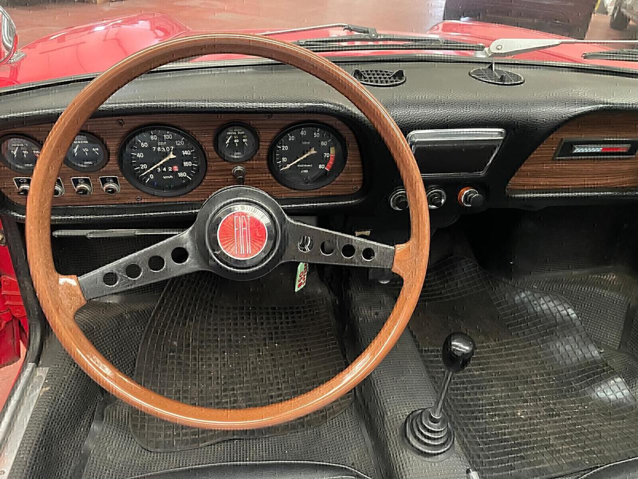 FIAT 850 SPORT SPIDER CON HARD-TOP IN TINTA.