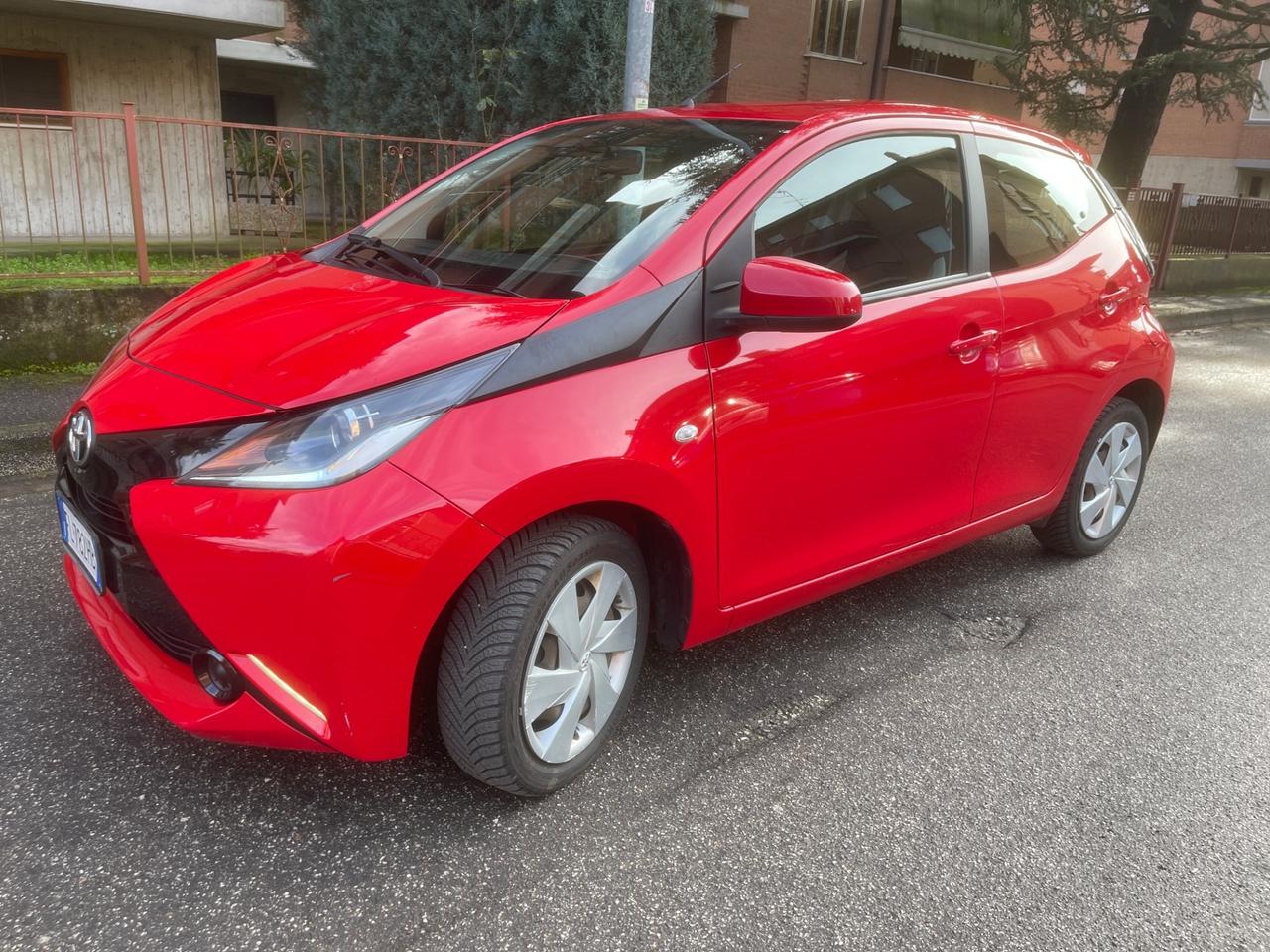 Toyota Aygo 1.0 VVT-i 69 CV 5 porte x-wave Bordeaux TSS