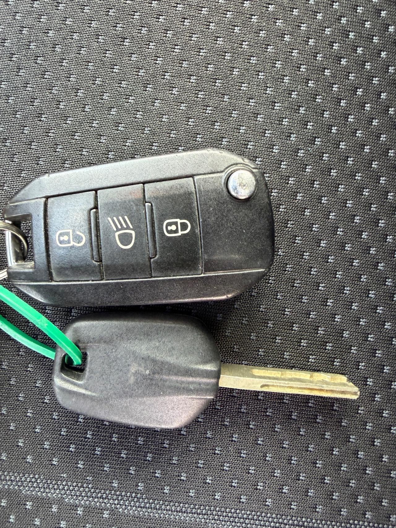 Peugeot 208 1.4 HDi 68 CV 5 porte 12. GARANZIA