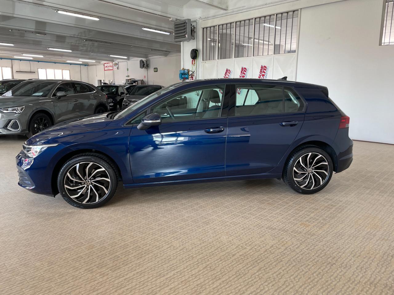 Volkswagen Golf 1.0 eTSI EVO DSG Life Cerchi17 Luci ambient