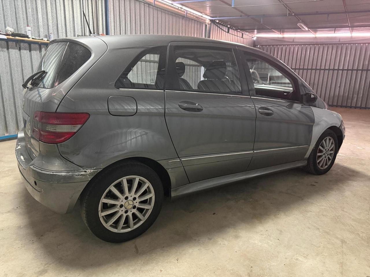 MERCEDES BENZ B 180 - NEOPATENTATI