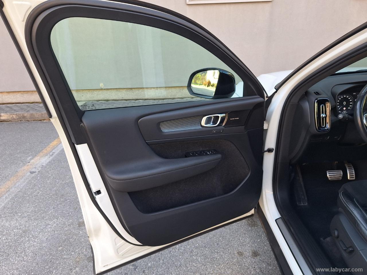 VOLVO XC40 D4 AWD R-design TETTO TAGLIANDI VOLVO UFF 360