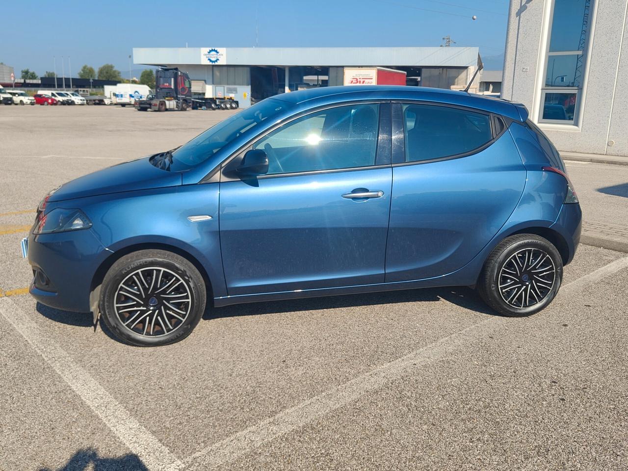 Lancia Ypsilon 1.0 FireFly 5 porte S&S Hybrid Silver