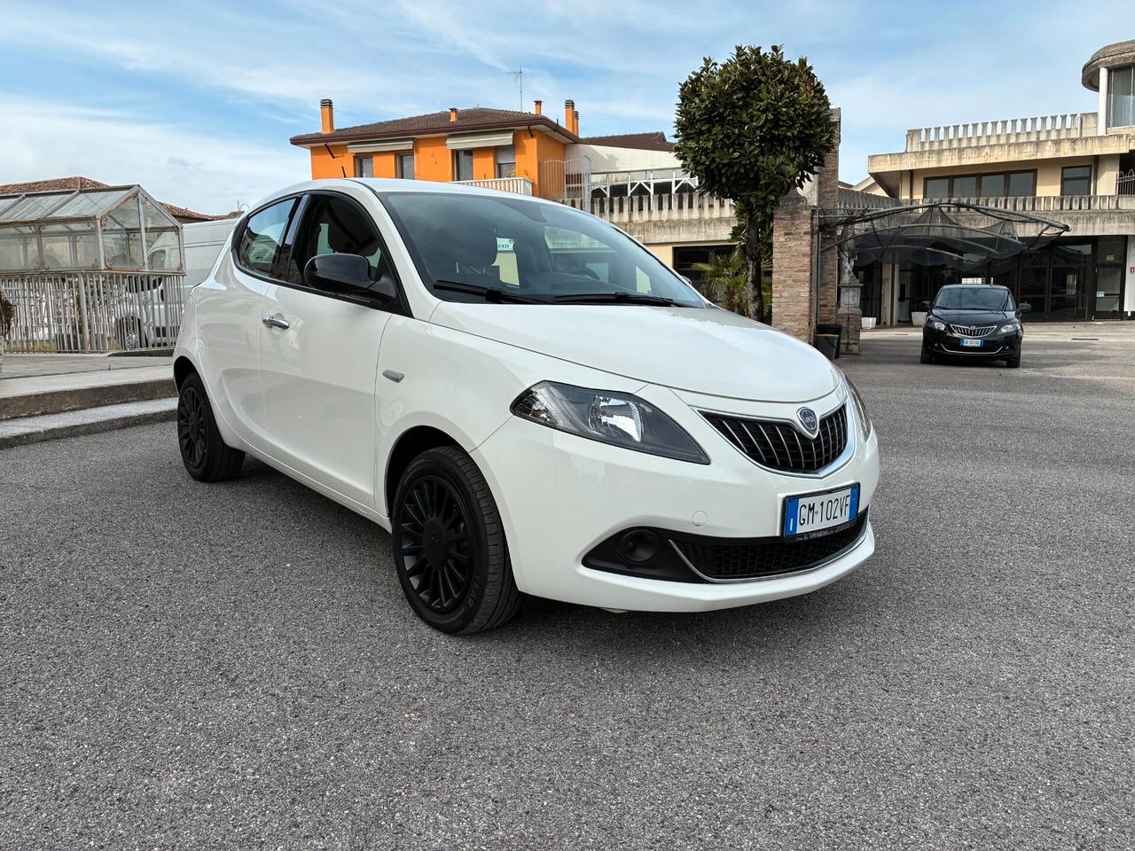 Lancia Ypsilon 1.0 FireFly Hybrid Silver