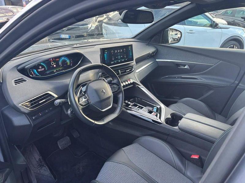 Peugeot 3008 Hybrid4 300 e-EAT8 Allure Pack vettura a noleggio per info benedetta