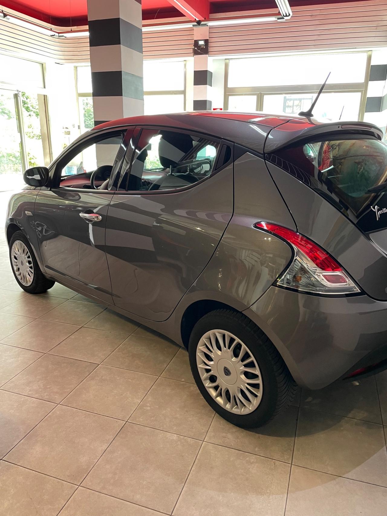 Lancia Ypsilon 1.0 FireFly 5 porte S&S Hybrid Ecochic Silver