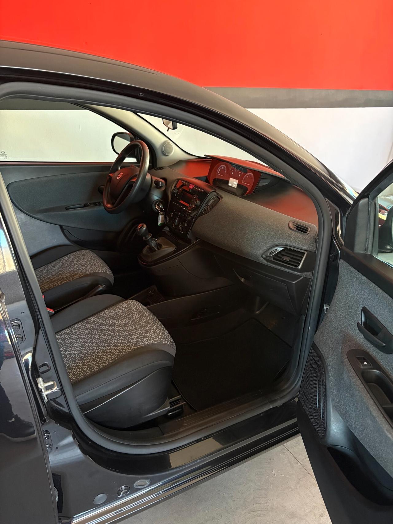 Lancia Ypsilon 1.0 FireFly 5 porte S&S Hybrid Ecochic Silver