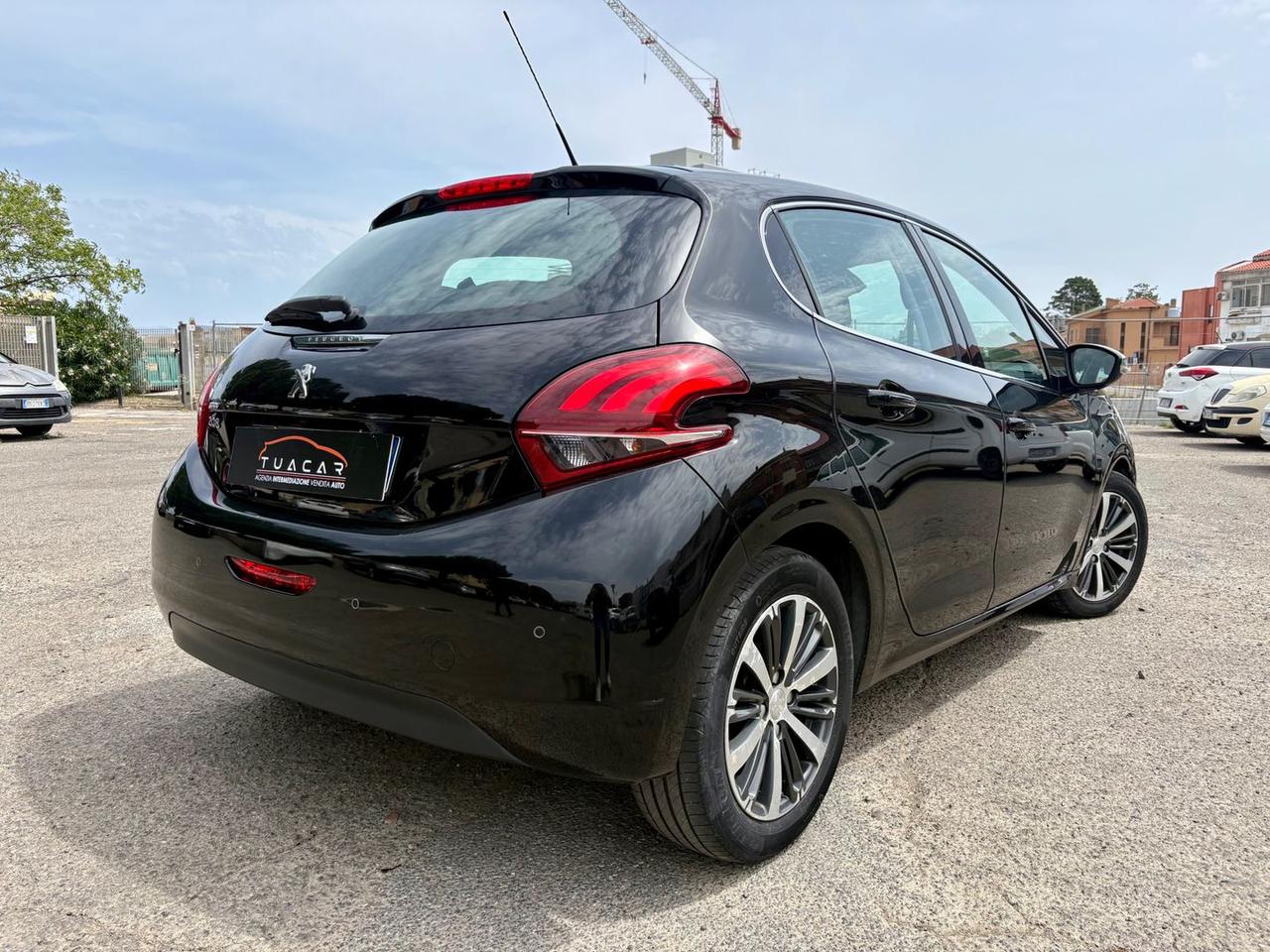 Peugeot 208 Allure 1.6 Blue HDI 75 #10654