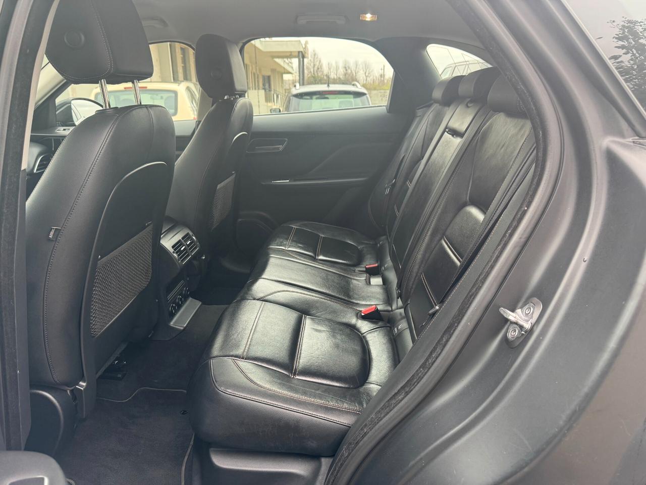 Jaguar F-Pace 2.0 D 180 CV Portfolio