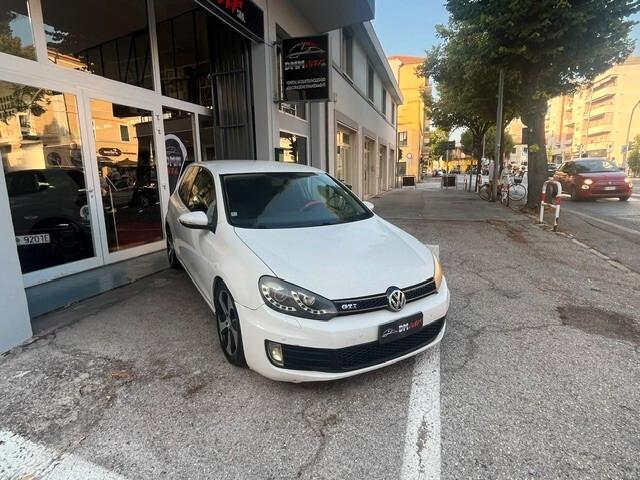VOLKSWAGEN GOLF 140 CV TDI GT SPORT 3 porte DSG CERCHI IN LEGA NAVIGATORE OK NEOPATENTATI - GARANZIA 12 MESI -