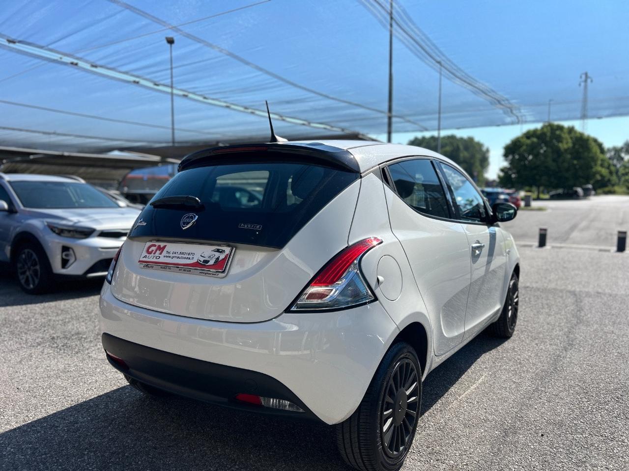 Lancia Ypsilon 1.0 firefly hybrid Silver s&s 70cv