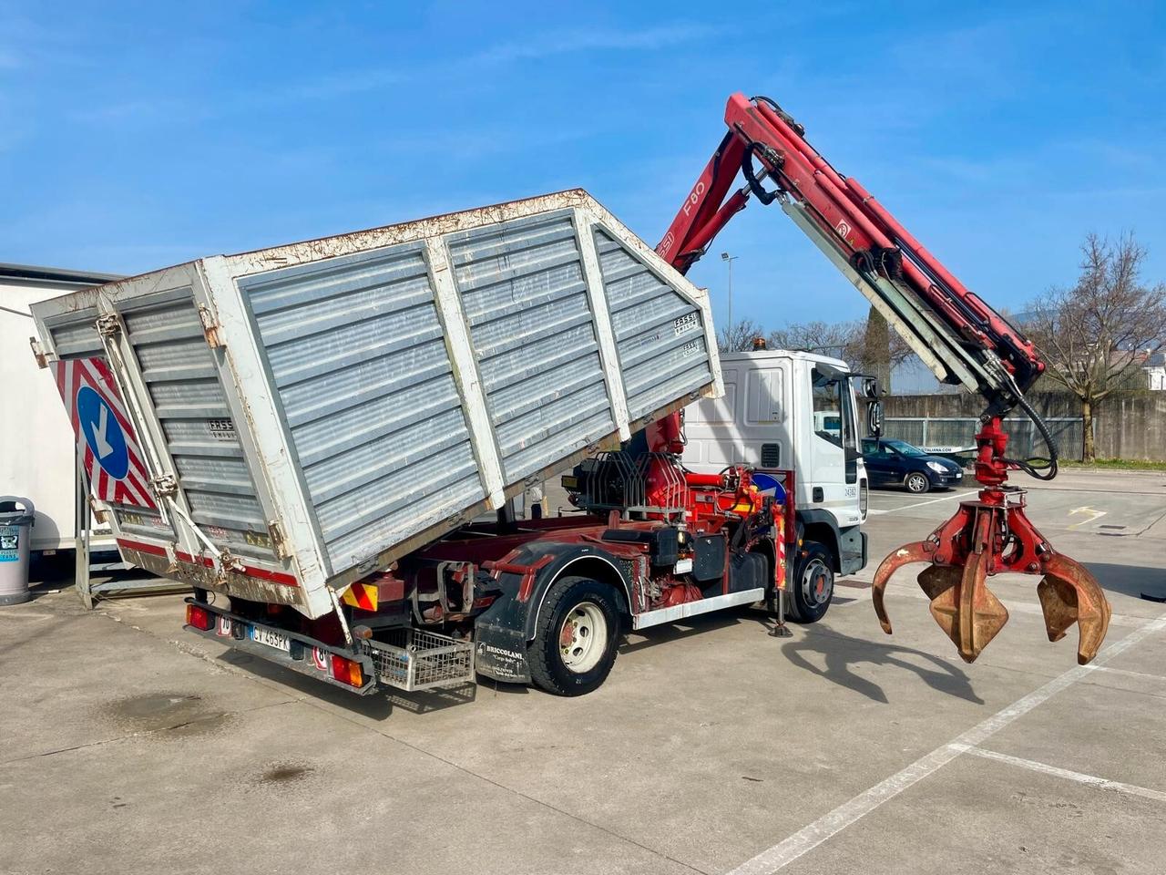 Iveco 100E18 - RIBALTABILE POSTERIORE CON GRU CARICATRICE FASSI F80 A.23