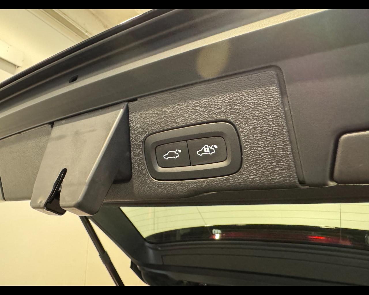 VOLVO XC60 B4 MOMENTUM PRO AUTO