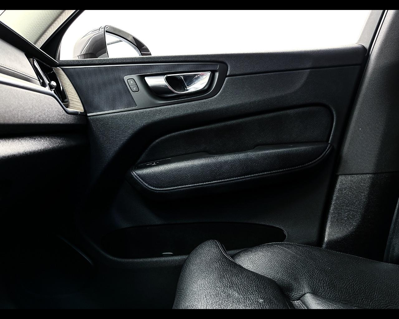 VOLVO XC60 (2017-->) - XC60 T6 Recharge Plug-in Hybrid AWD Inscription