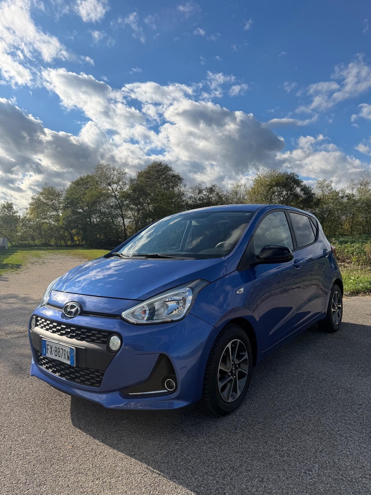 Hyundai i10 .