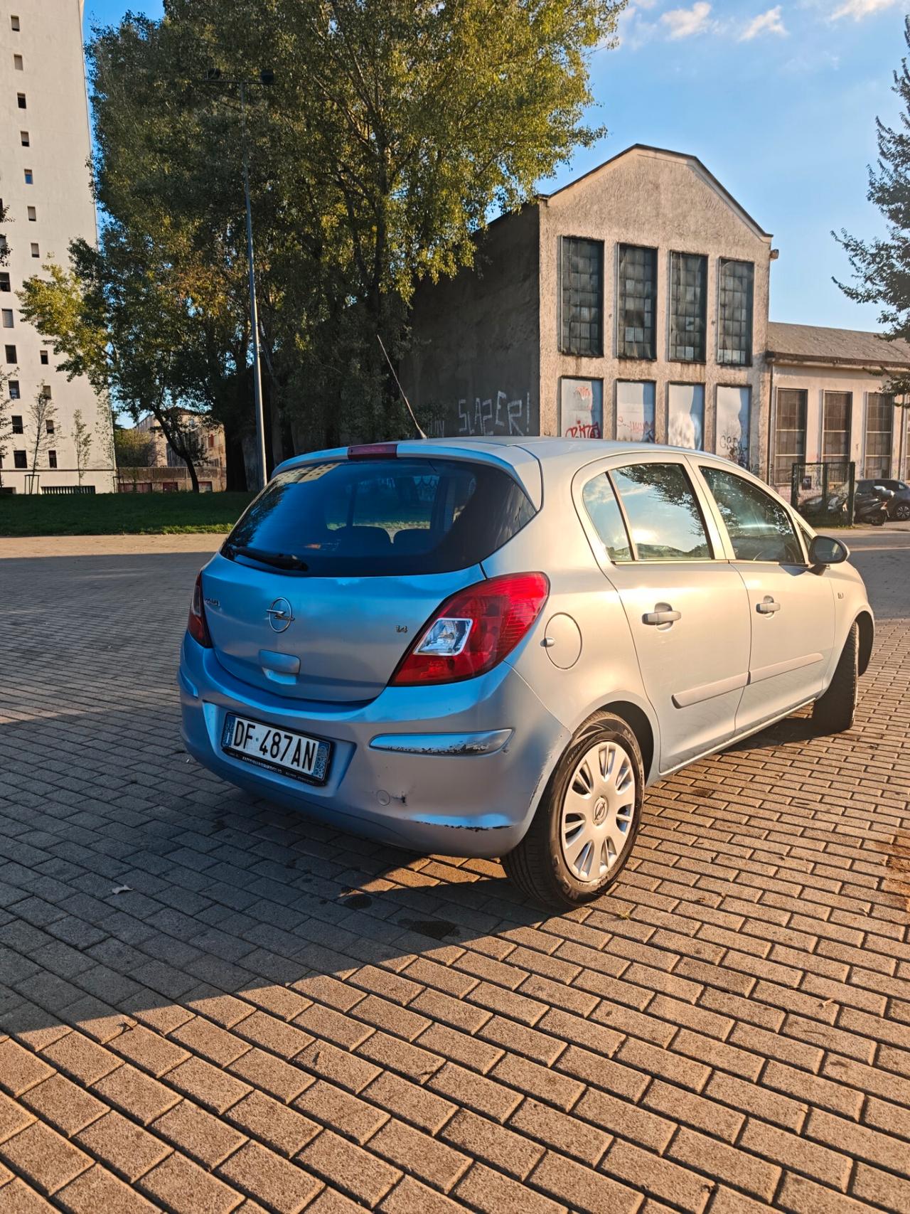 Opel Corsa 1.4 16V 5 porte Cosmo