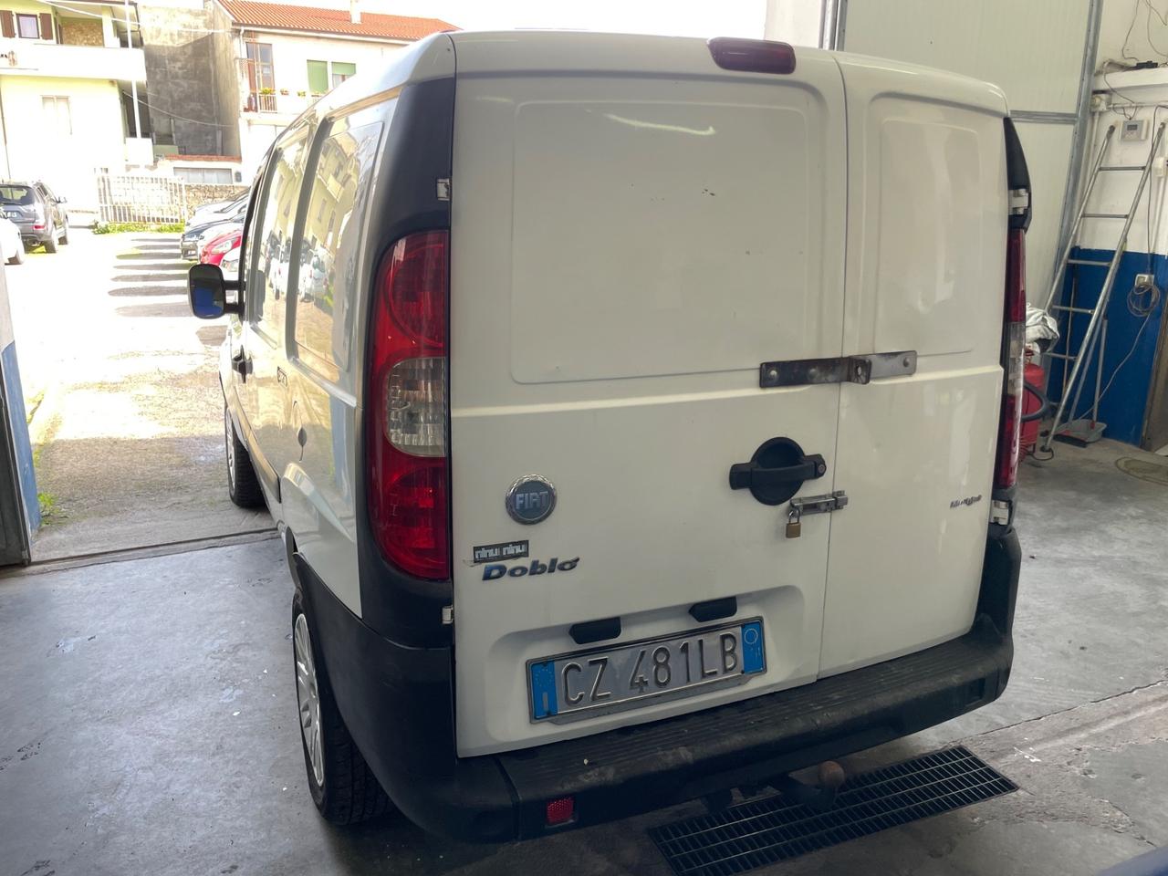 Fiat Doblo 1.9 JTD 105 cv con gancio traino