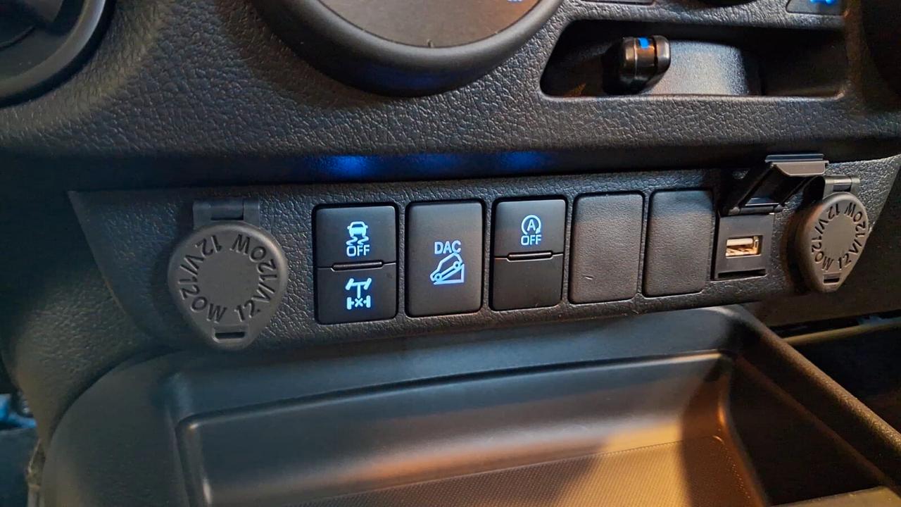 Toyota Hilux 2.4 D-4D A/T 4WD 4 porte Double Cab Lounge Iva esclusa