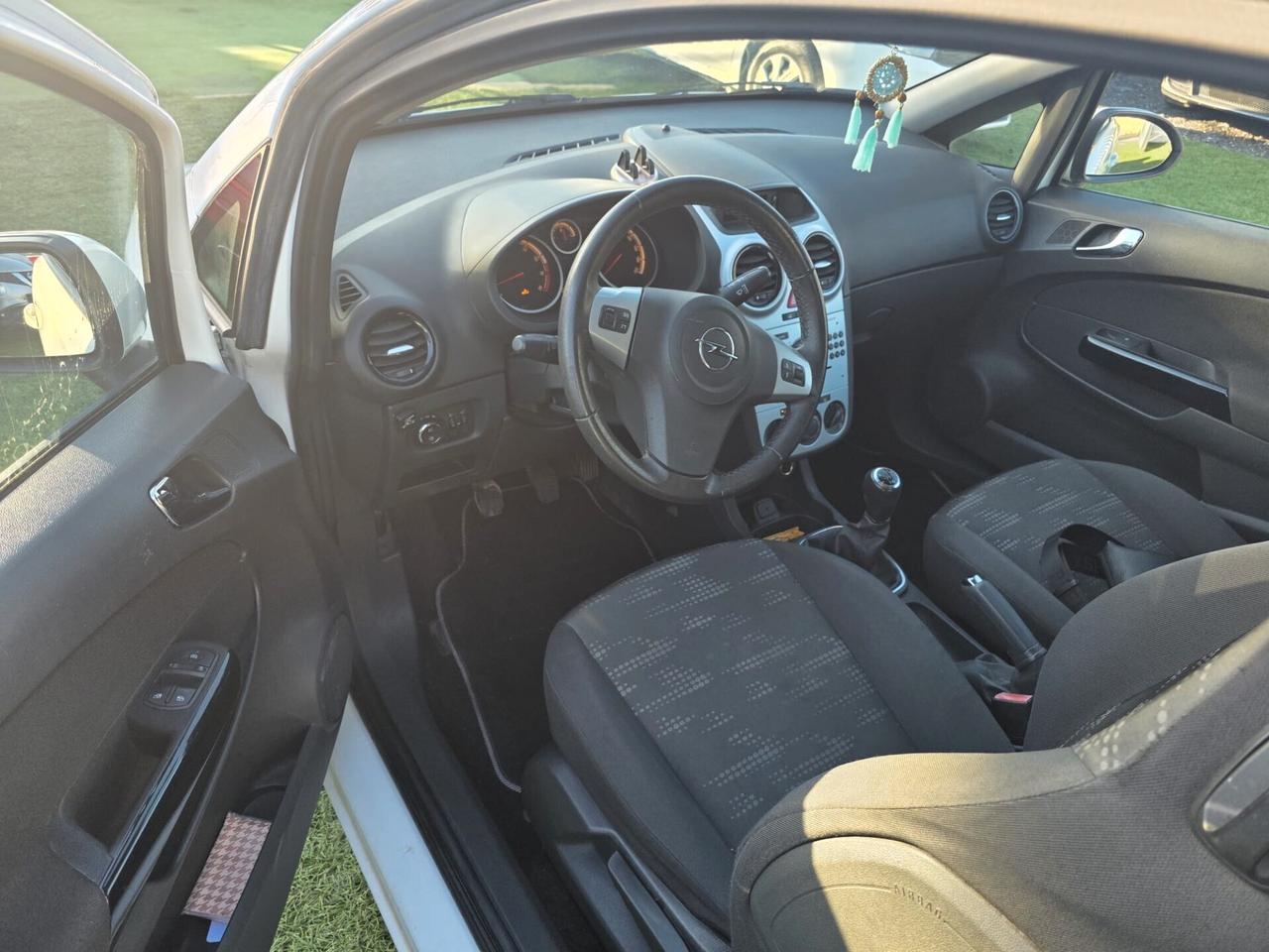 Opel Corsa 1.2 benzina euro 5. Automatica 2013