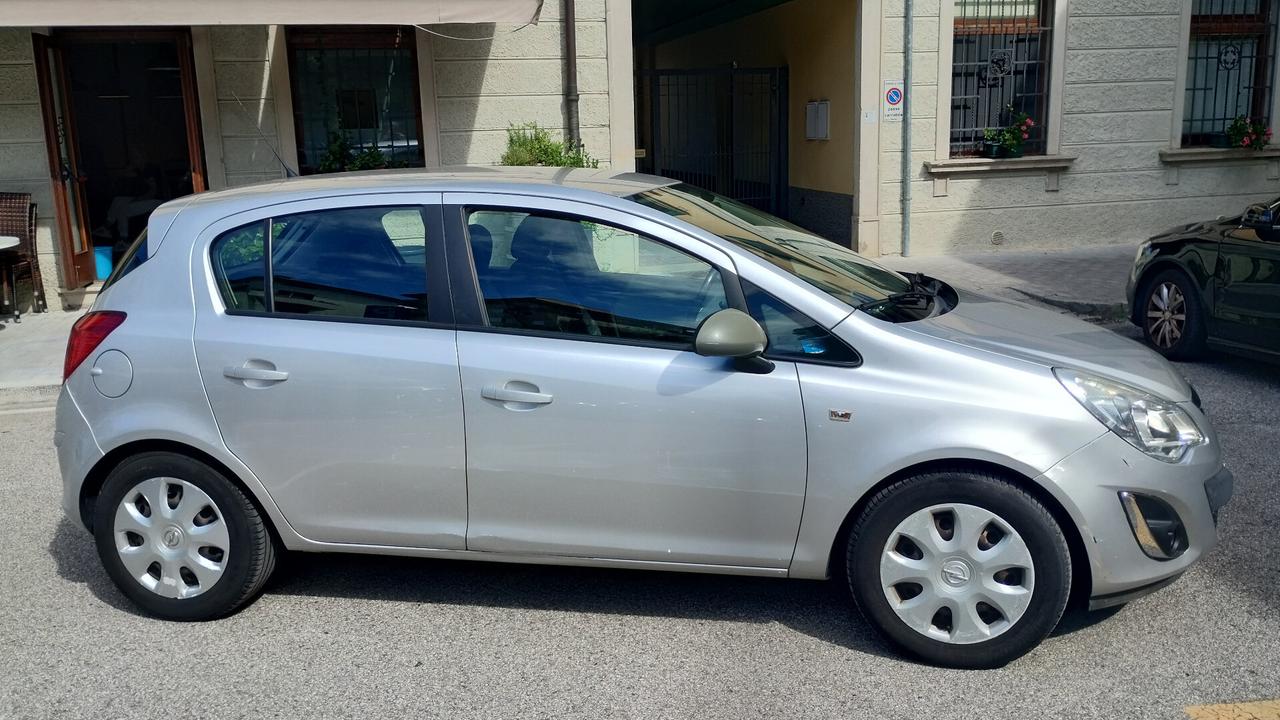 Opel Corsa 1.2 5 porte Club NEOPATENTATI