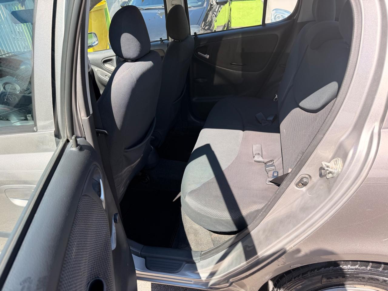 Toyota Yaris 1.3 BENZ/GPL 12/2003