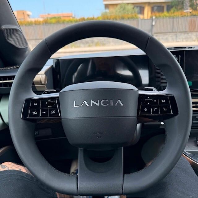 Lancia Ypsilon Hybrid e-DCT Edizione Cassina