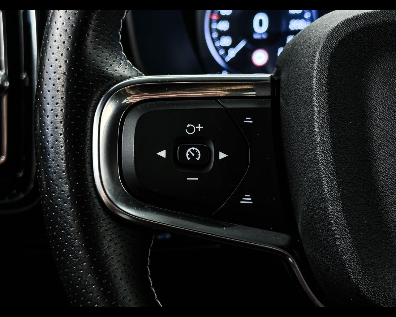 VOLVO XC40 (2017-->) - XC40 T5 Recharge Plug-in Hybrid R-design