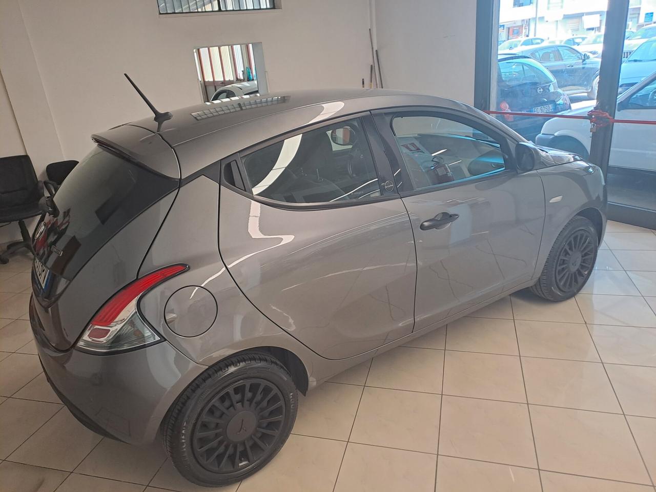 Lancia Ypsilon 1.0 FireFly 5 porte S&S Hybrid Ecochic Silver