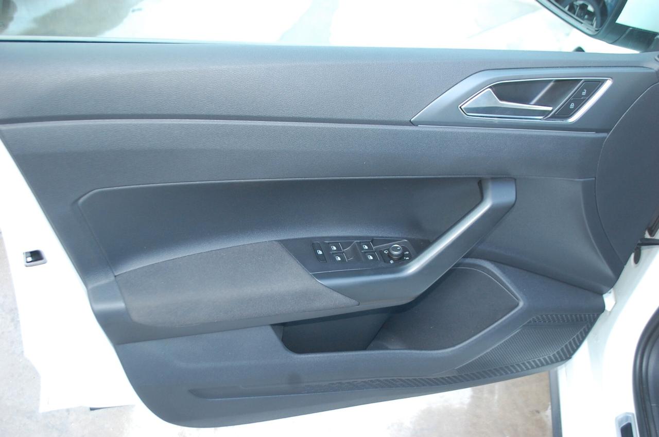 Volkswagen Polo 1.0 tsi R-Line 95CV Uff Italy Led USB Clima Radar