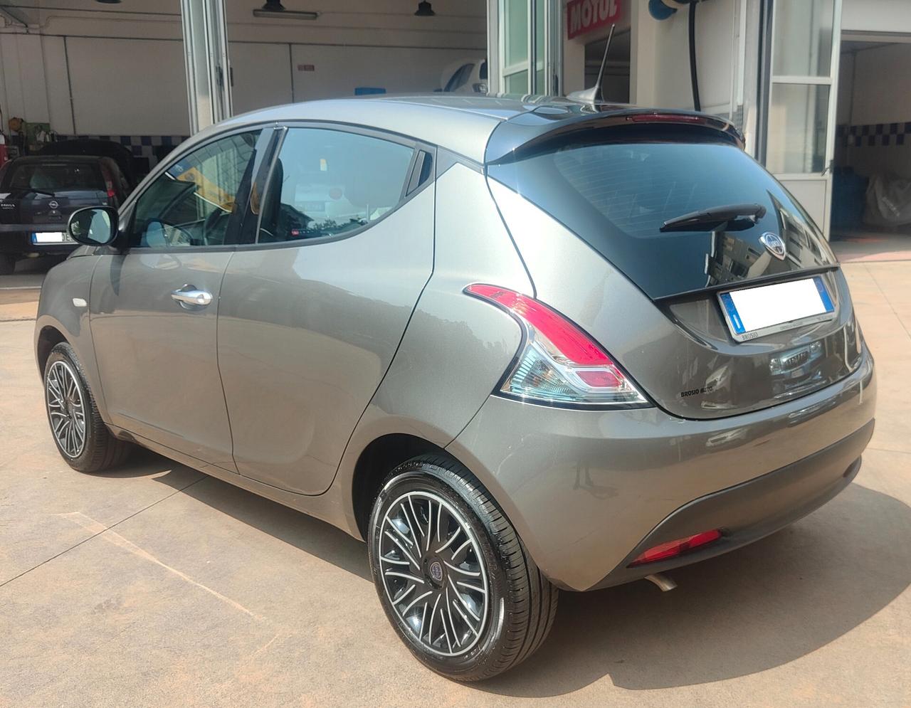 Lancia Ypsilon 1.0 Hybrid Oro