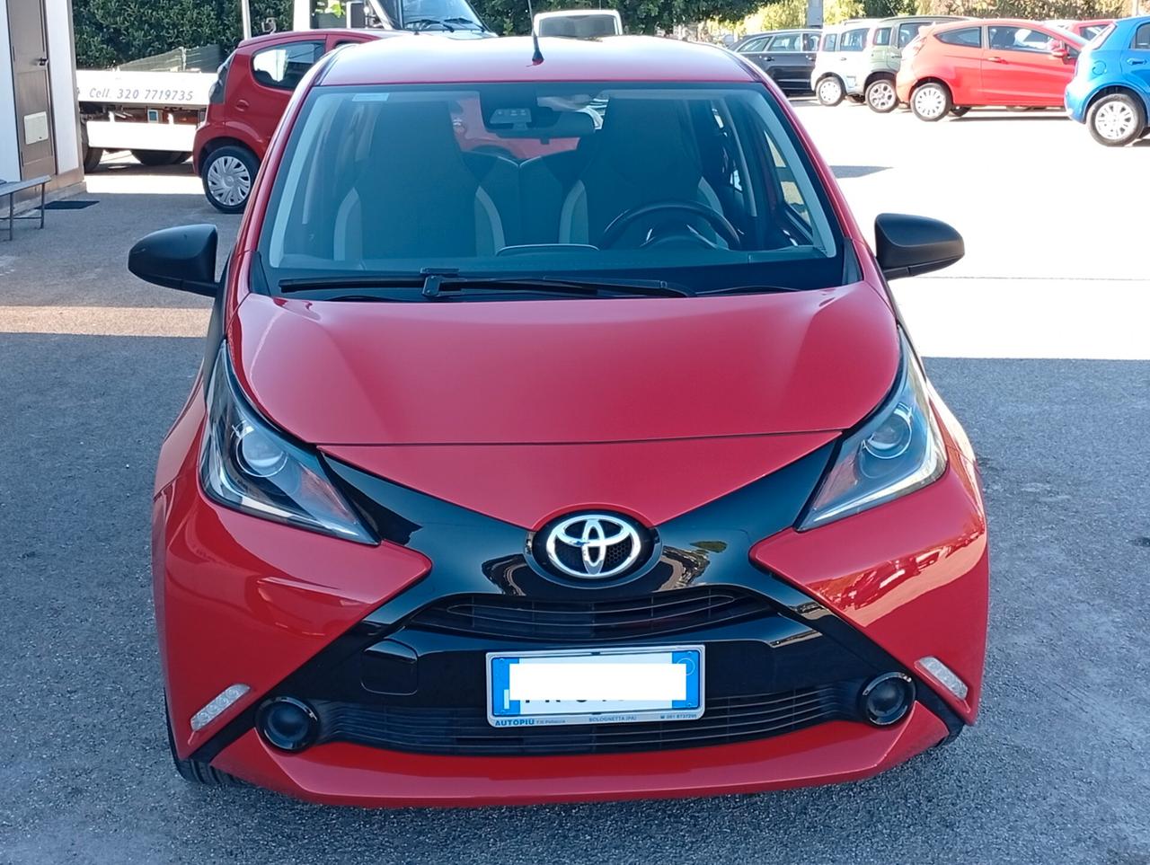 Toyota Aygo 1.0 VVT-i 69 CV 5 porte x-black TSS
