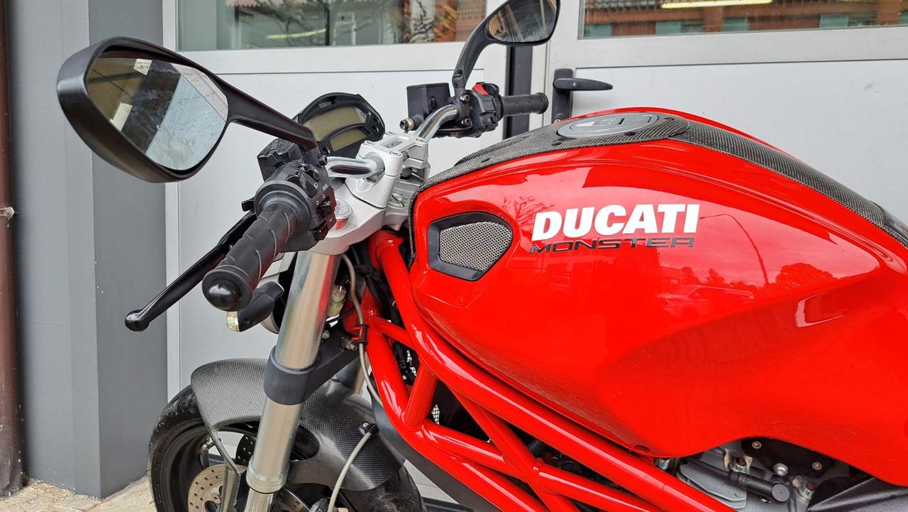 Ducati monster 696