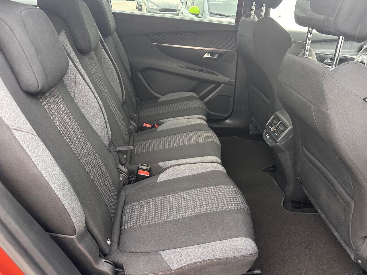 Peugeot 5008 2023 1.5 130 Pack !Soli 48 Mila Km!