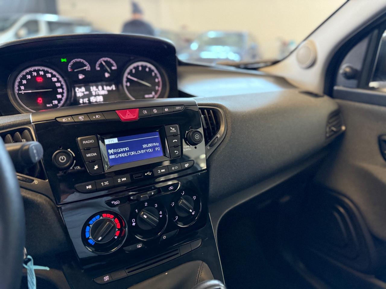 Lancia Ypsilon 1.0 FireFly S&S Hybrid Ecochic Silver