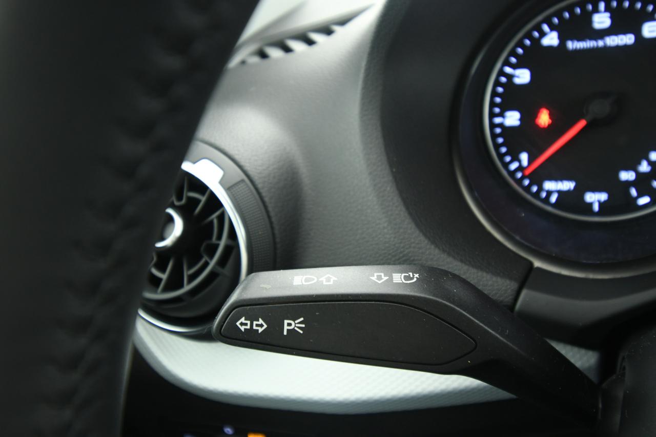 AUDI Q2 35 1.5 tfsi Business Design LED+C17"